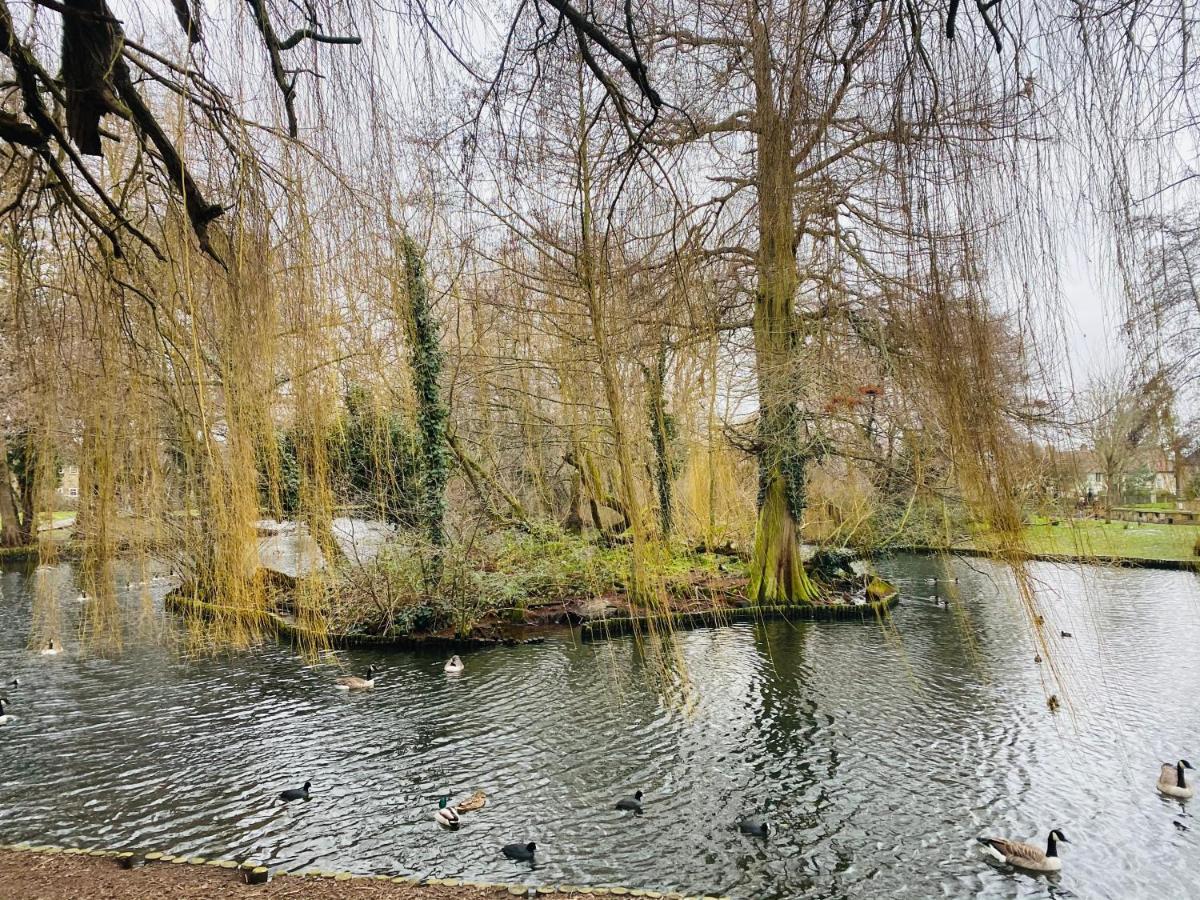 35 Mins To Central London. 3 Bedrooms. 2 Bathrooms With Garden Dış mekan fotoğraf